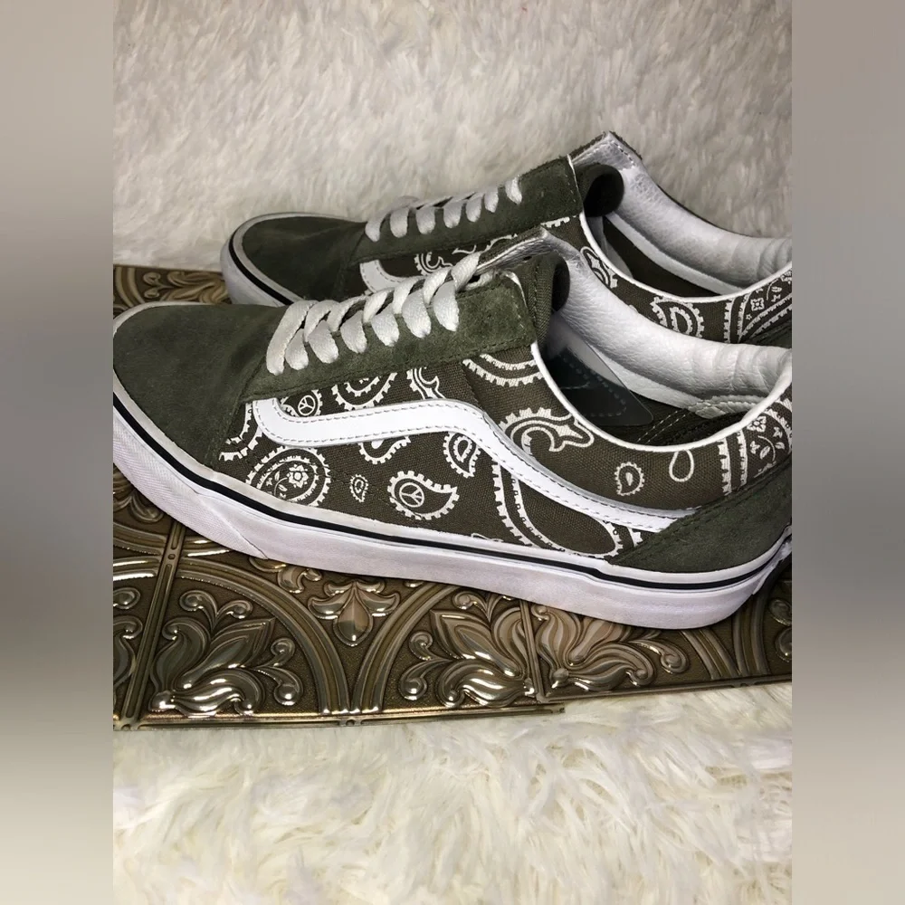 Vans Men's Green Paisley Sneakers size 7 Women’s 8.5